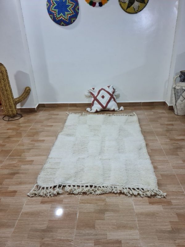 Artisan Moroccan Beni Ourain Rug - 1.5x1m, Handwoven in Timeless Ivory - Image 4