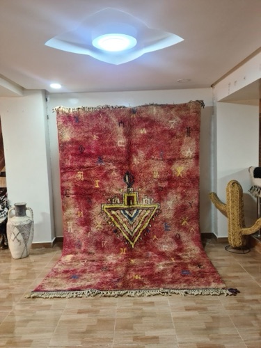 Sustainable Mrirt rug with geometric patterns, handwoven for SheandElle of Morocco